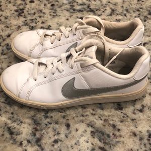 Nike women’s sneakers